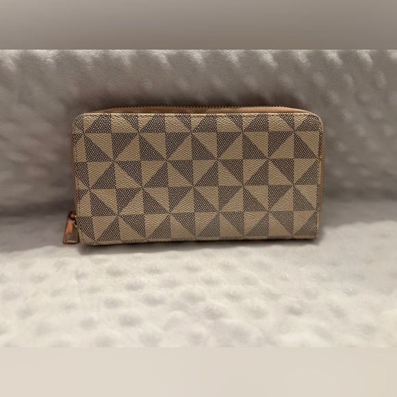 NWOT Geometric Design Wallet - Picture 1 of 4